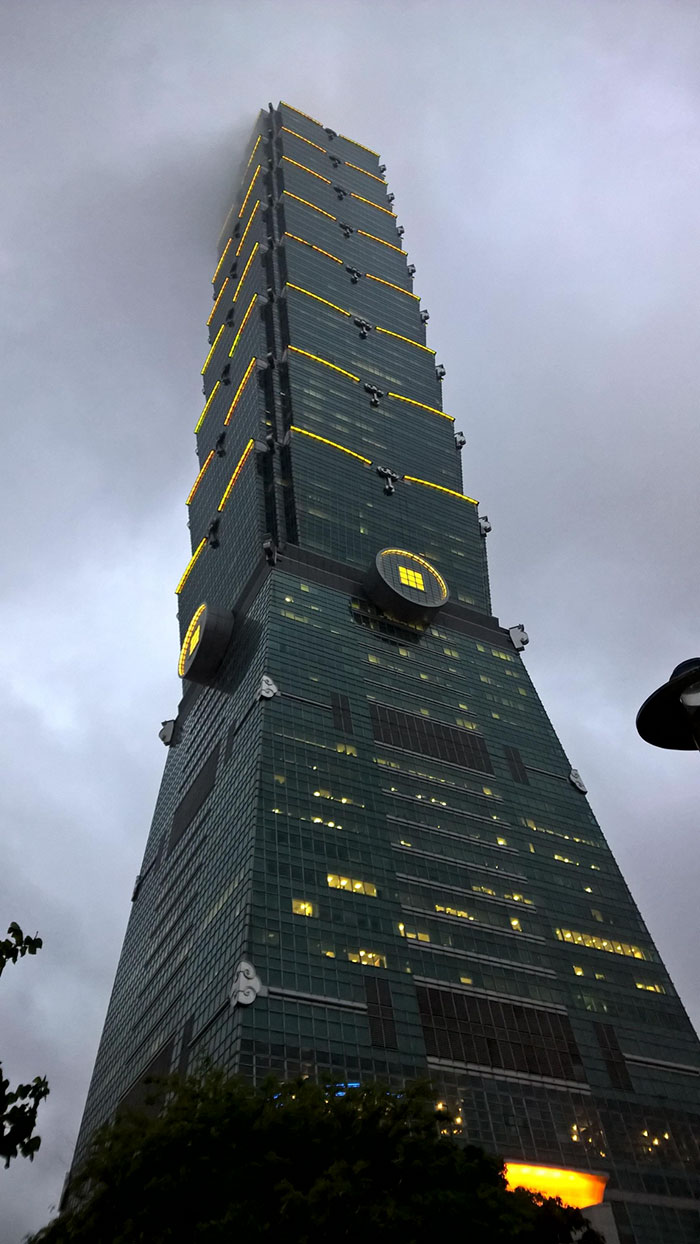 evil-buildings-91-586a576686d8d__700